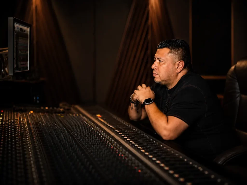 Jair Benítez grabando a una banda local de musica