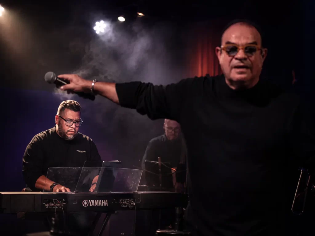 Jair Benítez tocando piano en concierto con el cantante de salsa Tony Vega